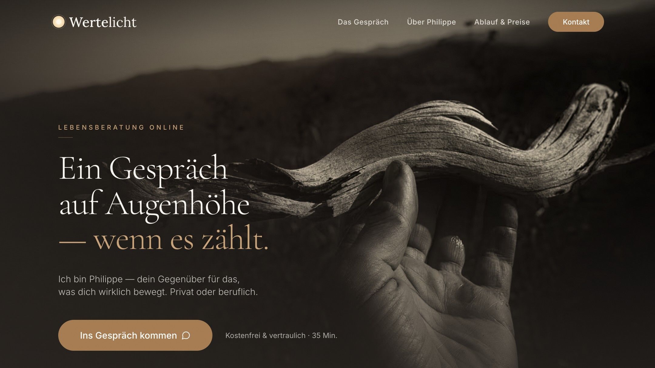 Startseite von Wertelicht mit einer Hand, die ein verwittertes Stück Holz hält